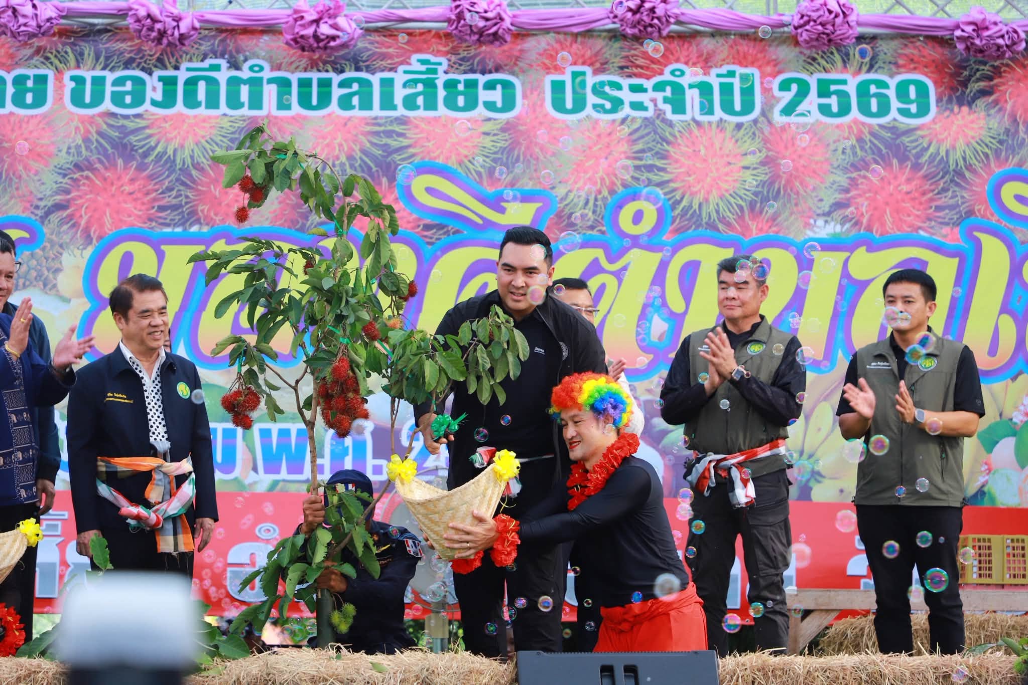 title - รมว.กษ. นำทีมลงพื้นที่ตรวจราชการ พร้อมมอบโฉนดเพื่อการเกษตร ส.ป.ก.เลย กว่า 6 พันไร่